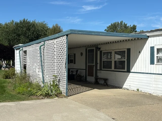 268 Toucan St. manufactured home in Avon on the Lake Senior Community, Rochester Hills, MI — photo 3