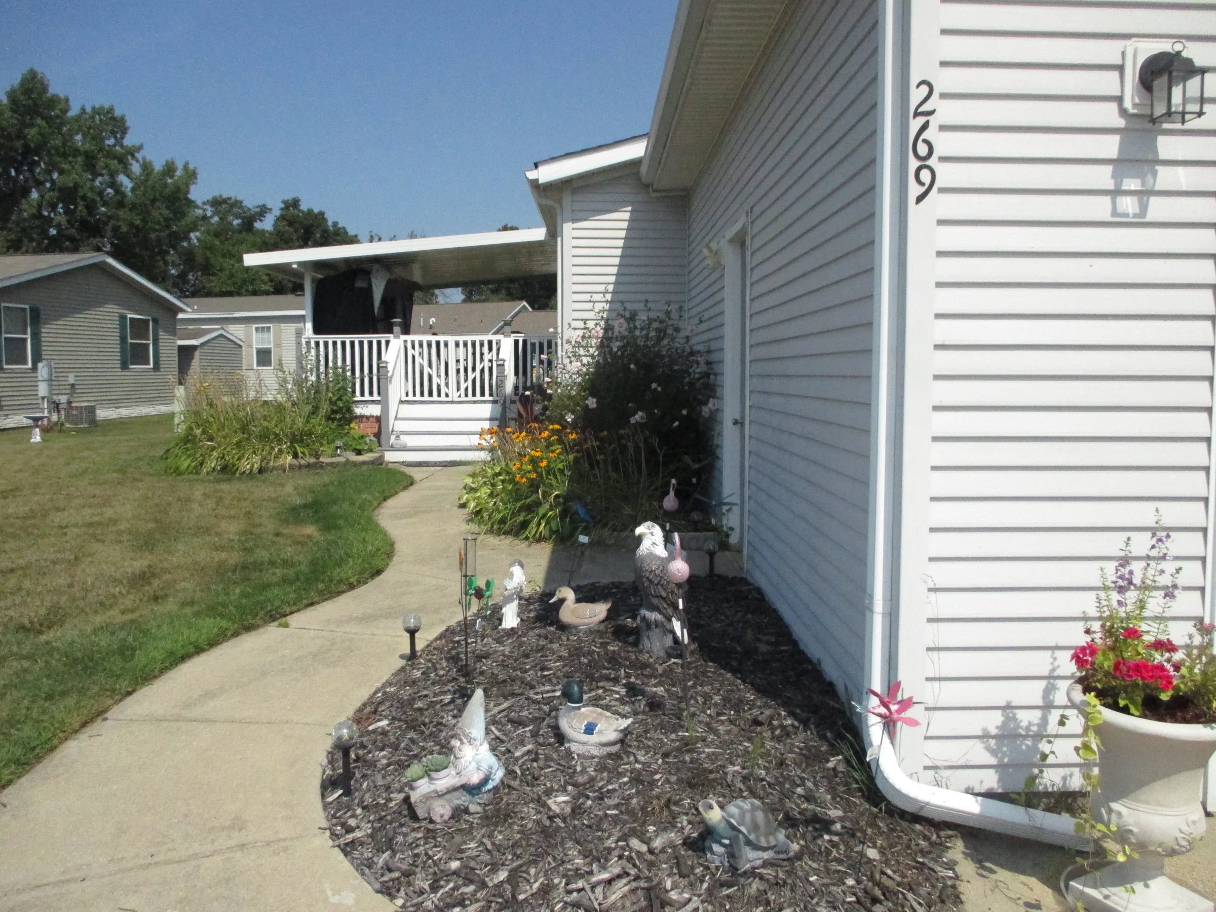 269 Rockford Circle manufactured home in Cranberry Lake Senior Community, White Lake, MI — photo 3