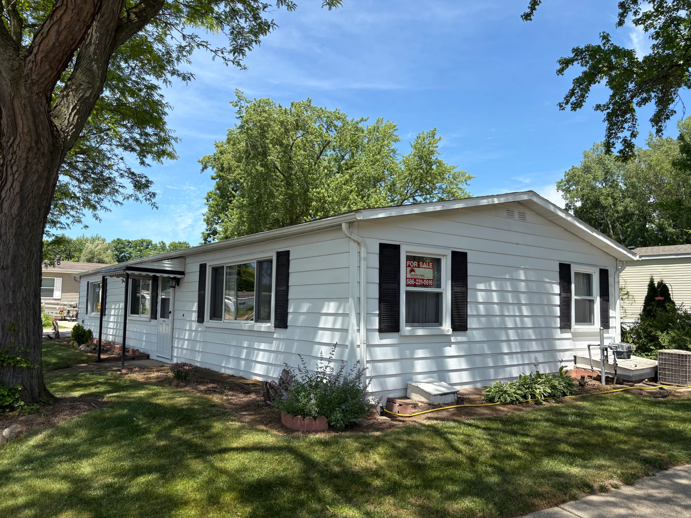 500 Warbler Street manufactured home in Avon on the Lake Senior Community, Rochester Hills, MI