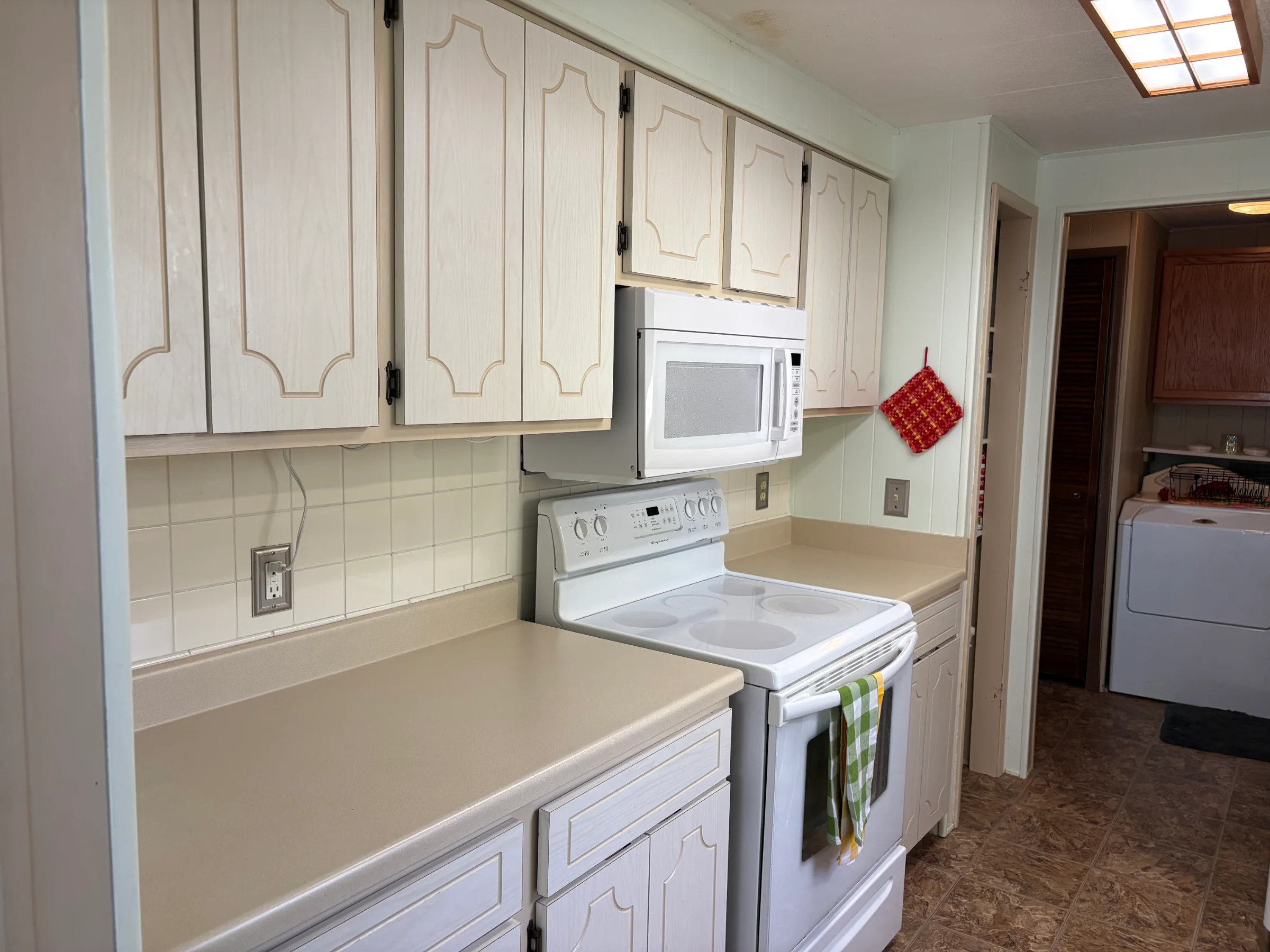 500 Warbler Street manufactured home in Avon on the Lake Senior Community, Rochester Hills, MI — photo 13