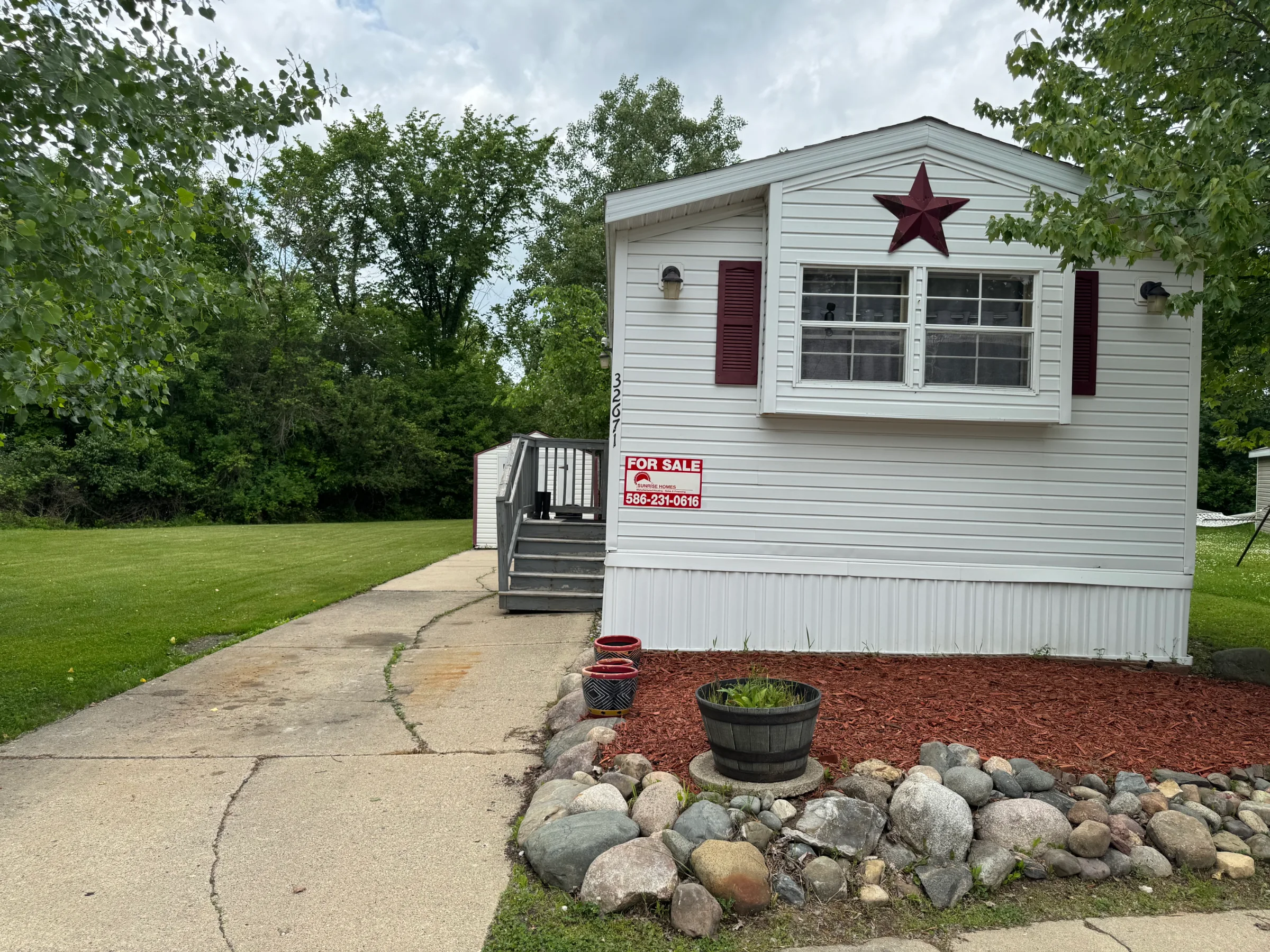 32671 Susan Court manufactured home in Riverbrook, New Haven, MI — photo 2