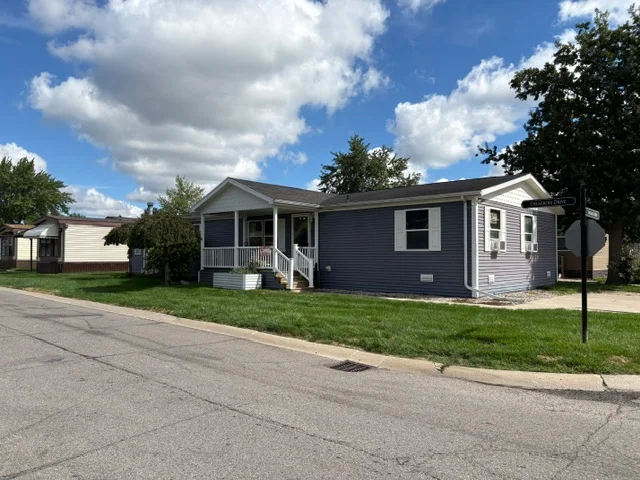 15303 Enchante Drive manufactured home in River's Edge, Clinton Twp, MI — photo 2