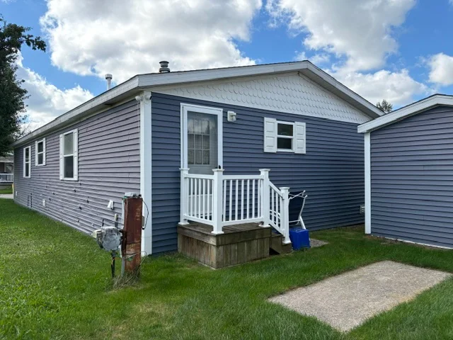 15303 Enchante Drive manufactured home in River's Edge, Clinton Twp, MI — photo 4