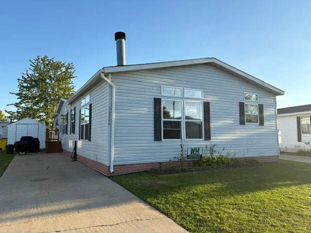 33266 Grove Ct manufactured home in Meadow Creek, New Haven, MI — photo 3