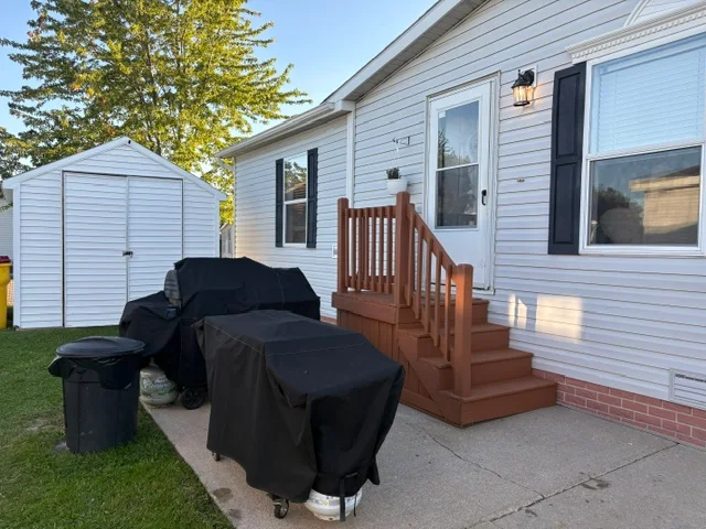 33266 Grove Ct manufactured home in Meadow Creek, New Haven, MI — photo 4